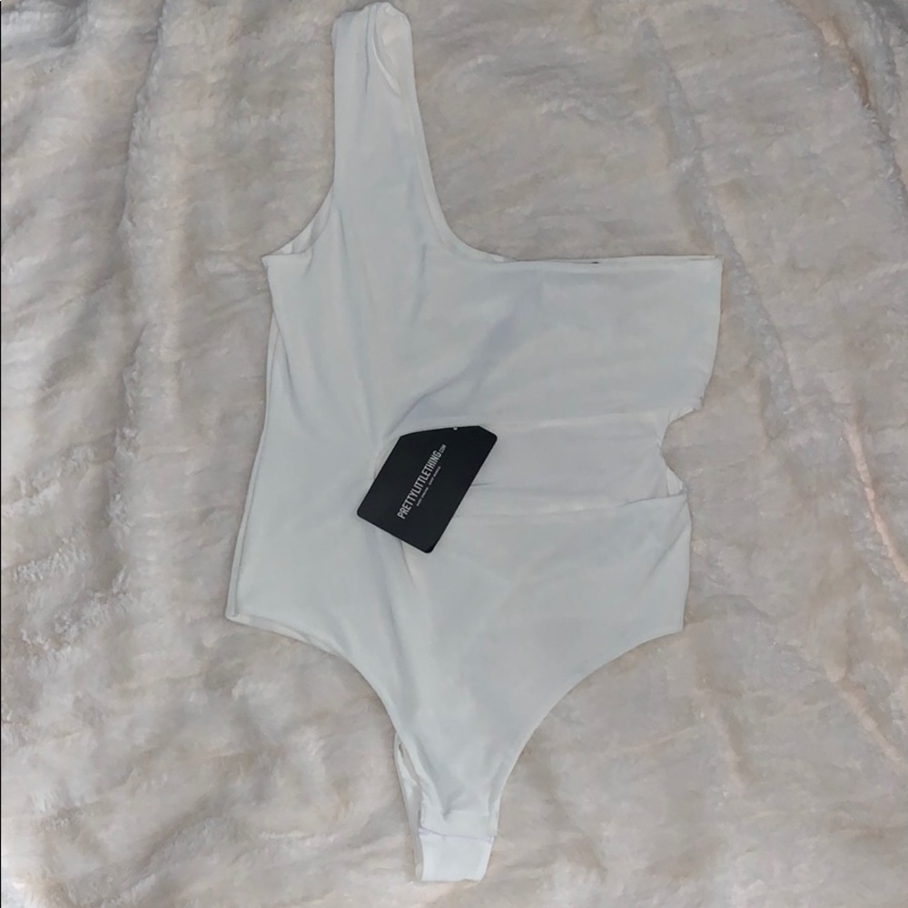 PrettyLittleThing Cut-Out Bodysuit - Picture 2 of 5